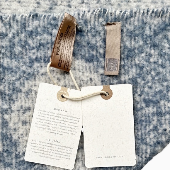 Gorgeous NWT LOOK Reversible Blue / White Hearts Scarf, OS - Picture 4 of 11